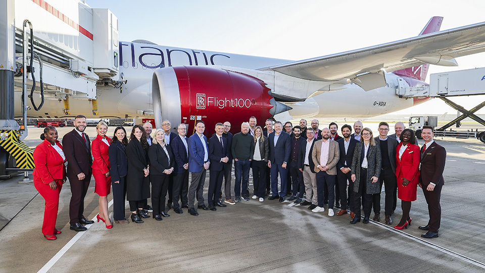 Didascalia: Boeing ha fornito competenze tecniche sul primo volo al 100% con SAF sull’Atlantico a bordo di un aereo di linea, un Boeing 787 Dreamliner. Si tratta di un progetto guidato da Virgin Atlantic, supportato da finanziamenti dal Dipartimento per i Trasporti del Regno Unito. Nell’immagine sono presenti partner del progetto e stakeholder chiave, inclusi rappresentanti di Boeing, all’aeroporto di Londra Heathrow prima del volo. (Foto: Virgin Atlantic)